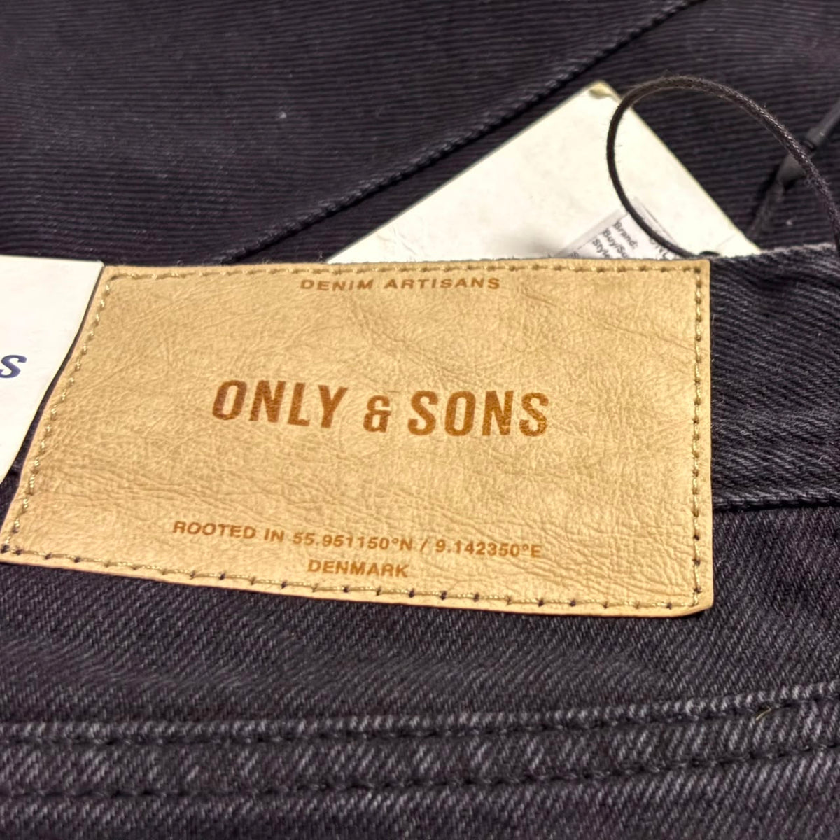 ONLY & SONS Men’s Black Washed Straight-Leg Jeans – Export Leftovers.