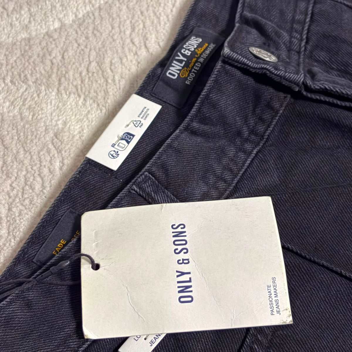 ONLY & SONS Men’s Black Washed Straight-Leg Jeans – Export Leftovers.